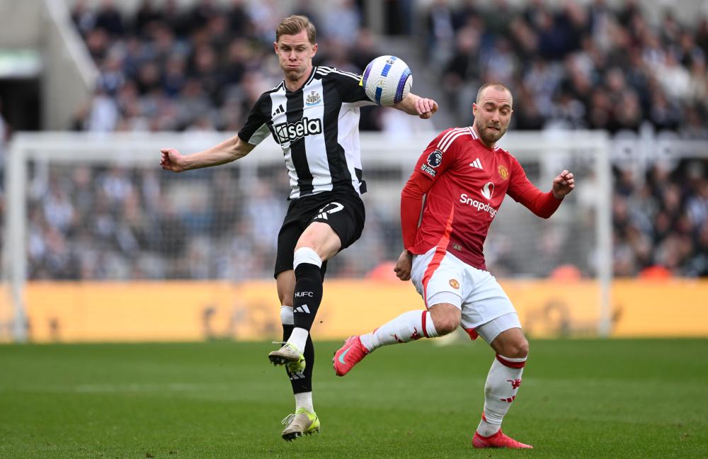 孙颖莎等国乒队员走进龙江路小学与小朋友“过招”.